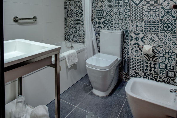 Bathroom VIP Inn Berna  Lisbon
